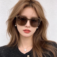 Gucci 情侣款 经典的方框设计,不挑脸型,无论搭配大衣还是连衣裙都非常显气质高清偏光镜片预防紫外线 型号:G62 Gucci 情侣款 经典的方框设计,不挑脸型,无论搭配大衣还是连衣裙都非常显气质高清偏光镜片预防紫外线 型号:G62