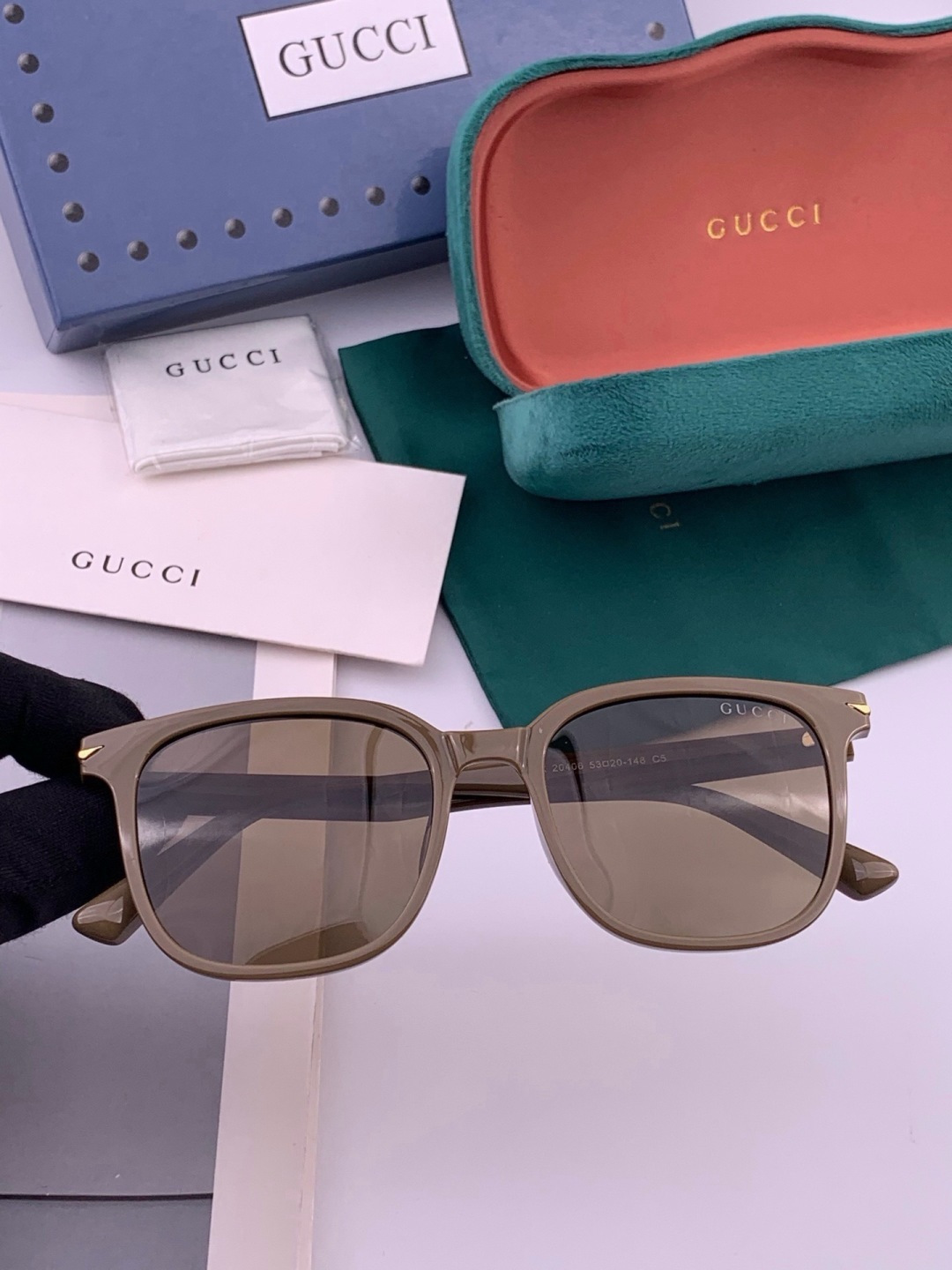 Gucci   情侣款 经典的方框设计，不挑脸型，无论搭配大衣还是连衣裙都非常显气质高清偏光镜片预防紫外线 型号：G62