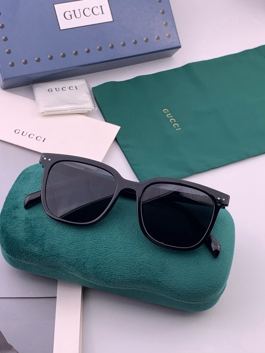 Gucci   情侣款 经典的方框设计，不挑脸型，无论搭配大衣还是连衣裙都非常显气质高清偏光镜片预防紫外线 型号：G12