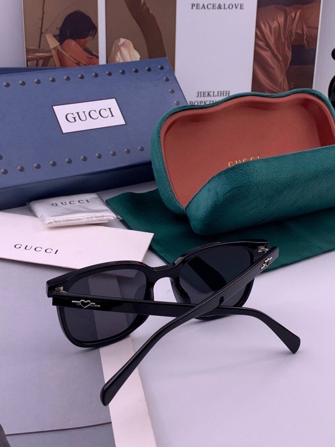 Gucci   情侣款 经典的方框设计，不挑脸型，无论搭配大衣还是连衣裙都非常显气质高清偏光镜片预防紫外线 型号：G12