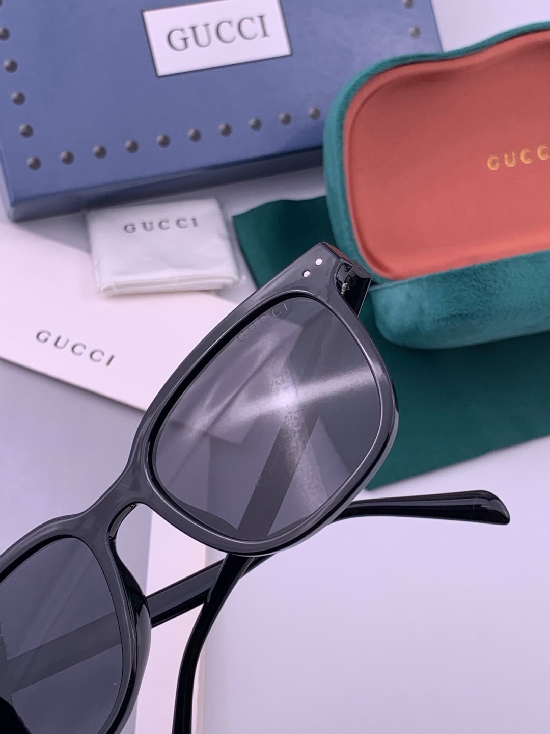 Gucci   情侣款 经典的方框设计，不挑脸型，无论搭配大衣还是连衣裙都非常显气质高清偏光镜片预防紫外线 型号：G12