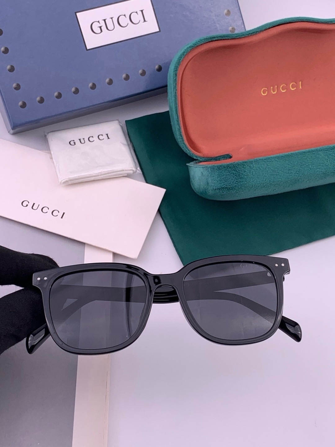 Gucci   情侣款 经典的方框设计，不挑脸型，无论搭配大衣还是连衣裙都非常显气质高清偏光镜片预防紫外线 型号：G12
