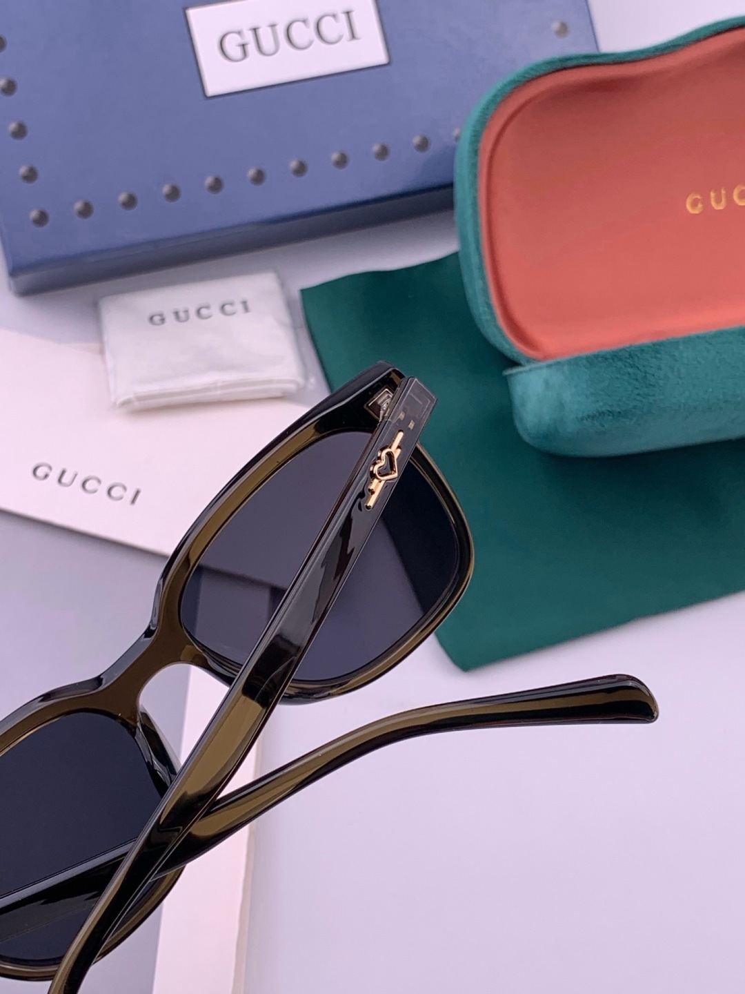 Gucci   情侣款 经典的方框设计，不挑脸型，无论搭配大衣还是连衣裙都非常显气质高清偏光镜片预防紫外线 型号：G12