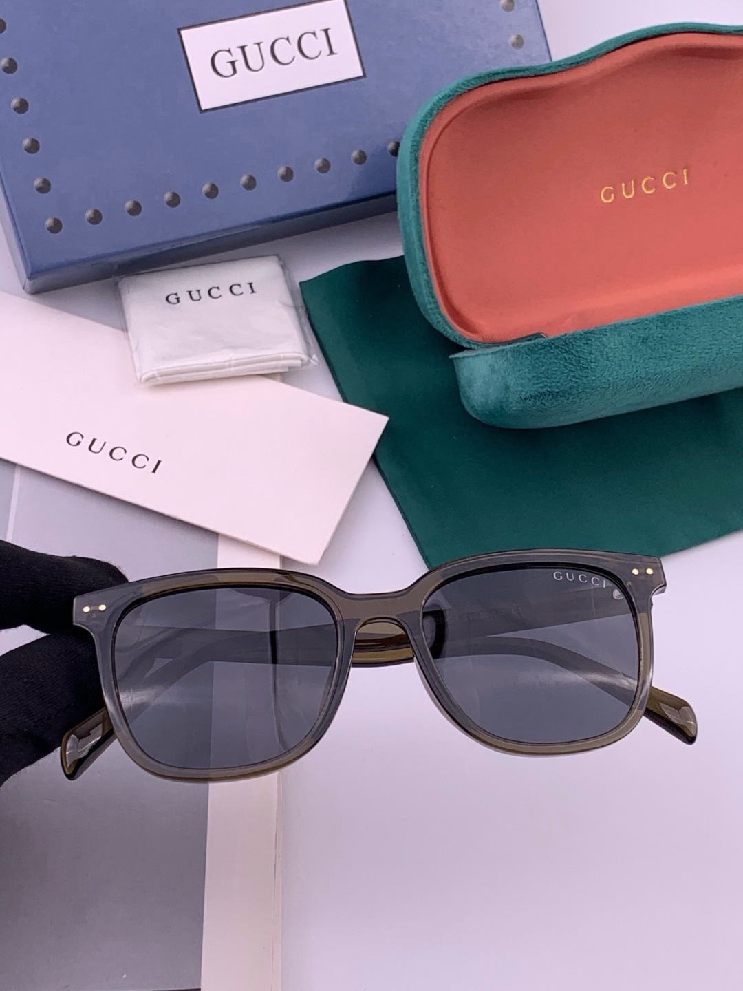 Gucci   情侣款 经典的方框设计，不挑脸型，无论搭配大衣还是连衣裙都非常显气质高清偏光镜片预防紫外线 型号：G12