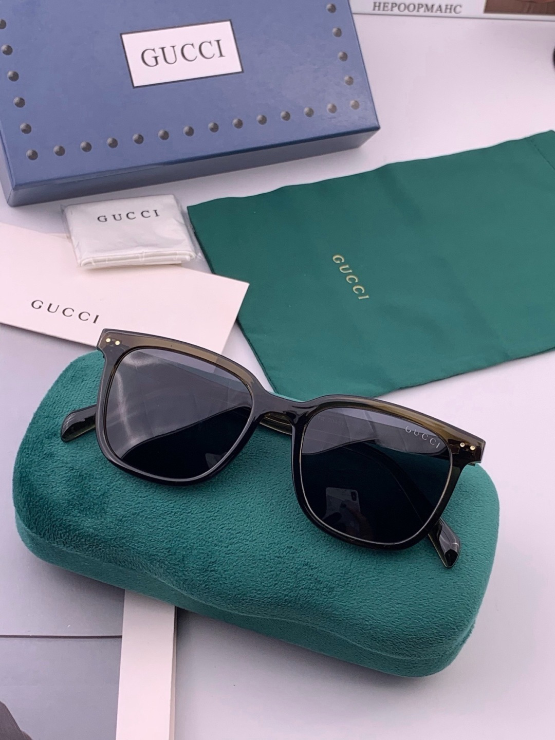 Gucci   情侣款 经典的方框设计，不挑脸型，无论搭配大衣还是连衣裙都非常显气质高清偏光镜片预防紫外线 型号：G12