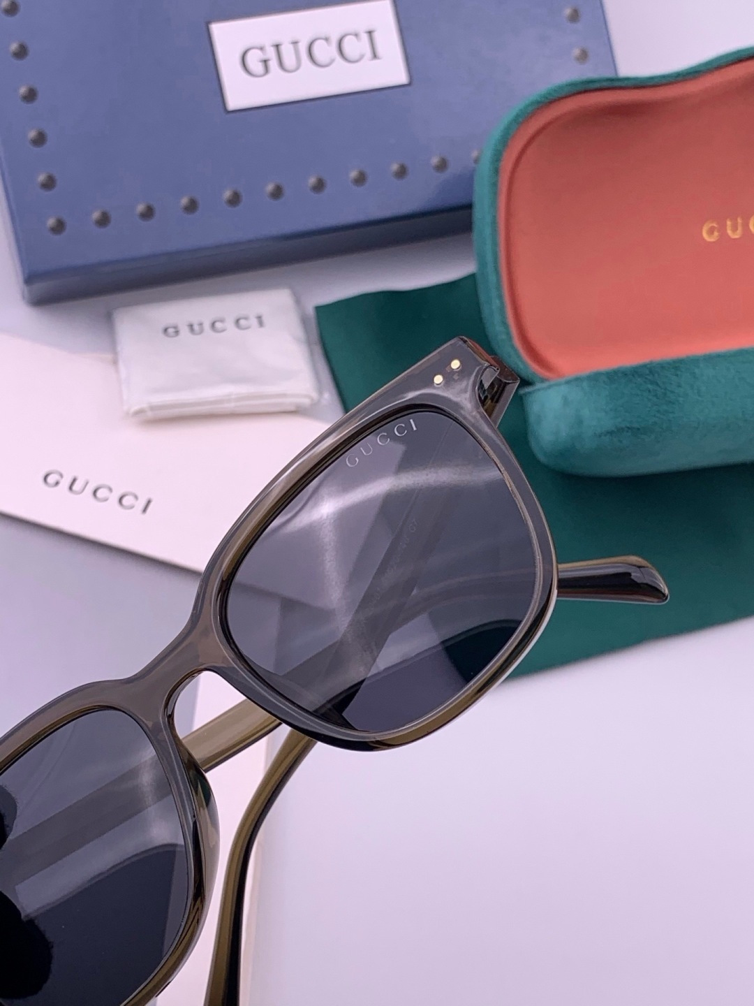 Gucci   情侣款 经典的方框设计，不挑脸型，无论搭配大衣还是连衣裙都非常显气质高清偏光镜片预防紫外线 型号：G12