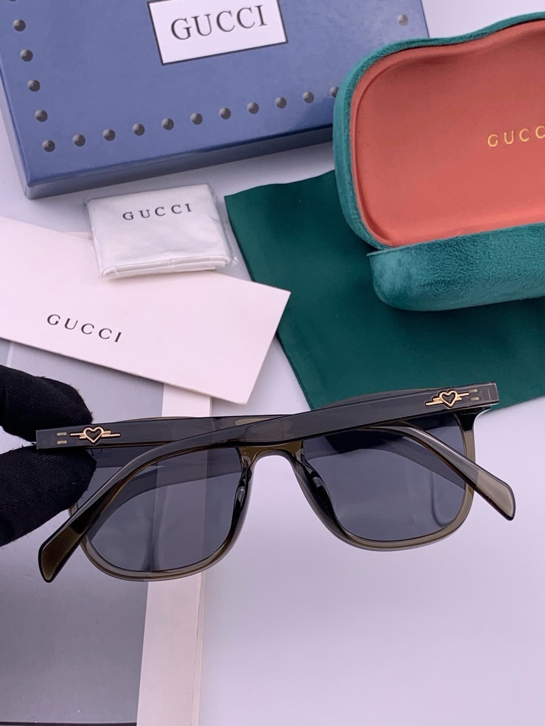 Gucci   情侣款 经典的方框设计，不挑脸型，无论搭配大衣还是连衣裙都非常显气质高清偏光镜片预防紫外线 型号：G12