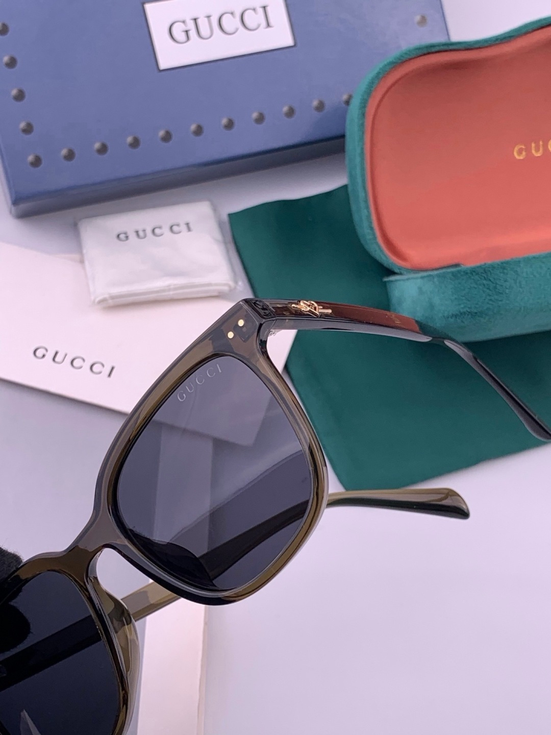 Gucci   情侣款 经典的方框设计，不挑脸型，无论搭配大衣还是连衣裙都非常显气质高清偏光镜片预防紫外线 型号：G12