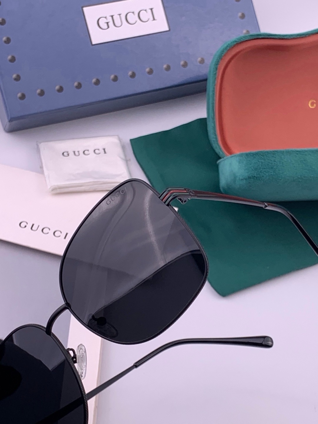 GUCCI 开春新款 最新款方框太阳镜 各路网红纷纷带起气场满分‼️ 俏皮甜美.上脸效果更佳.金属质感超好 型号：G67