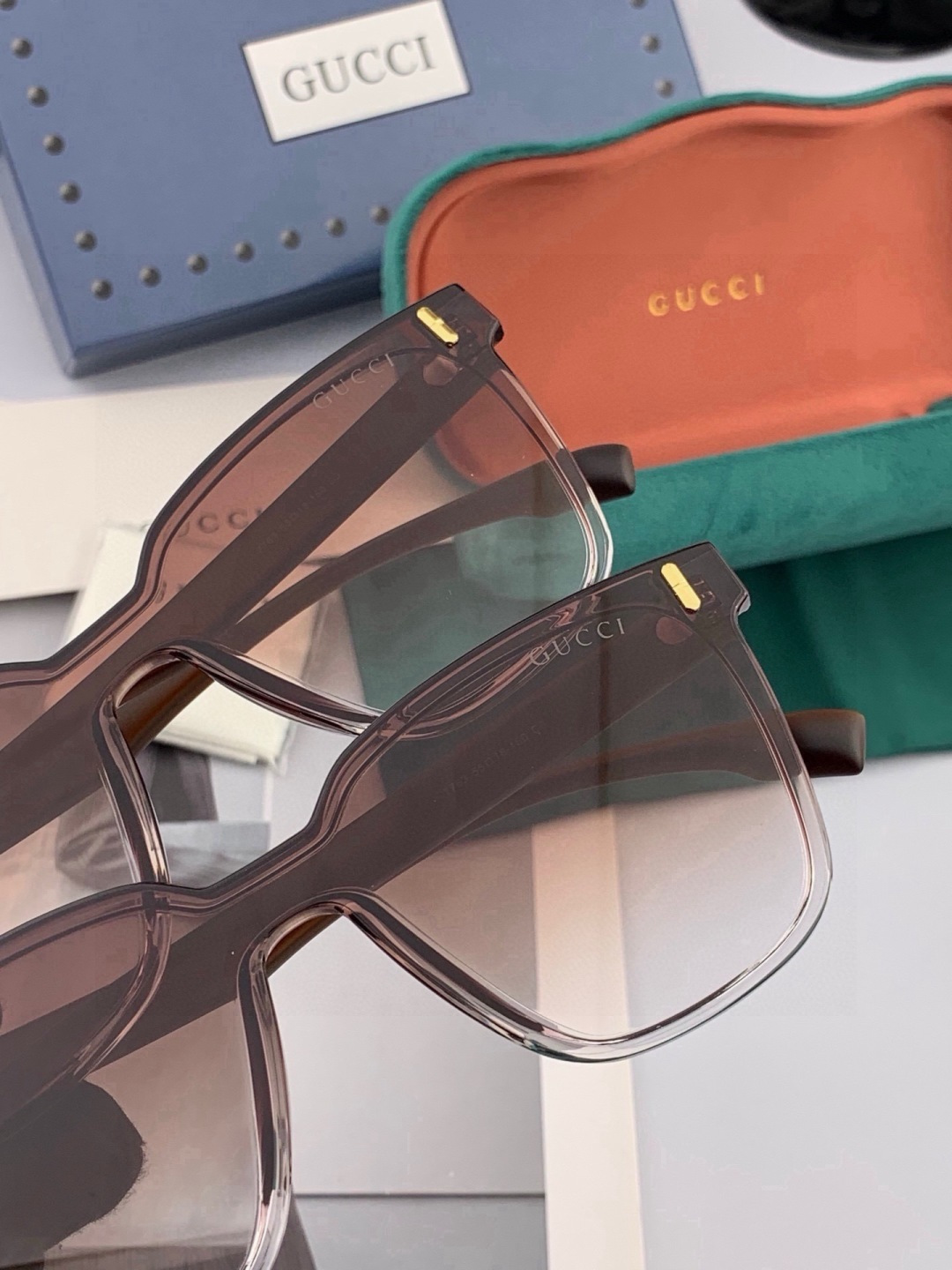 🔺 【GUCCI-尼龙偏光太阳镜】开春新款 潮流爆款 时尚方框连体偏光太阳镜 高品质 佩戴舒适 网红潮款墨镜 女士高清尼
