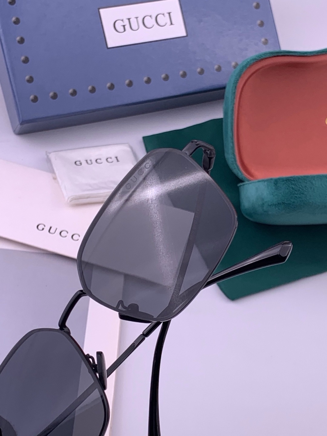 GUCCI 男款炫彩飞行员偏光太阳镜 ❤️材质：高清尼龙加厚卡槽高清偏光镜片 🌹无边框镜架💕颜👍型号：G6881