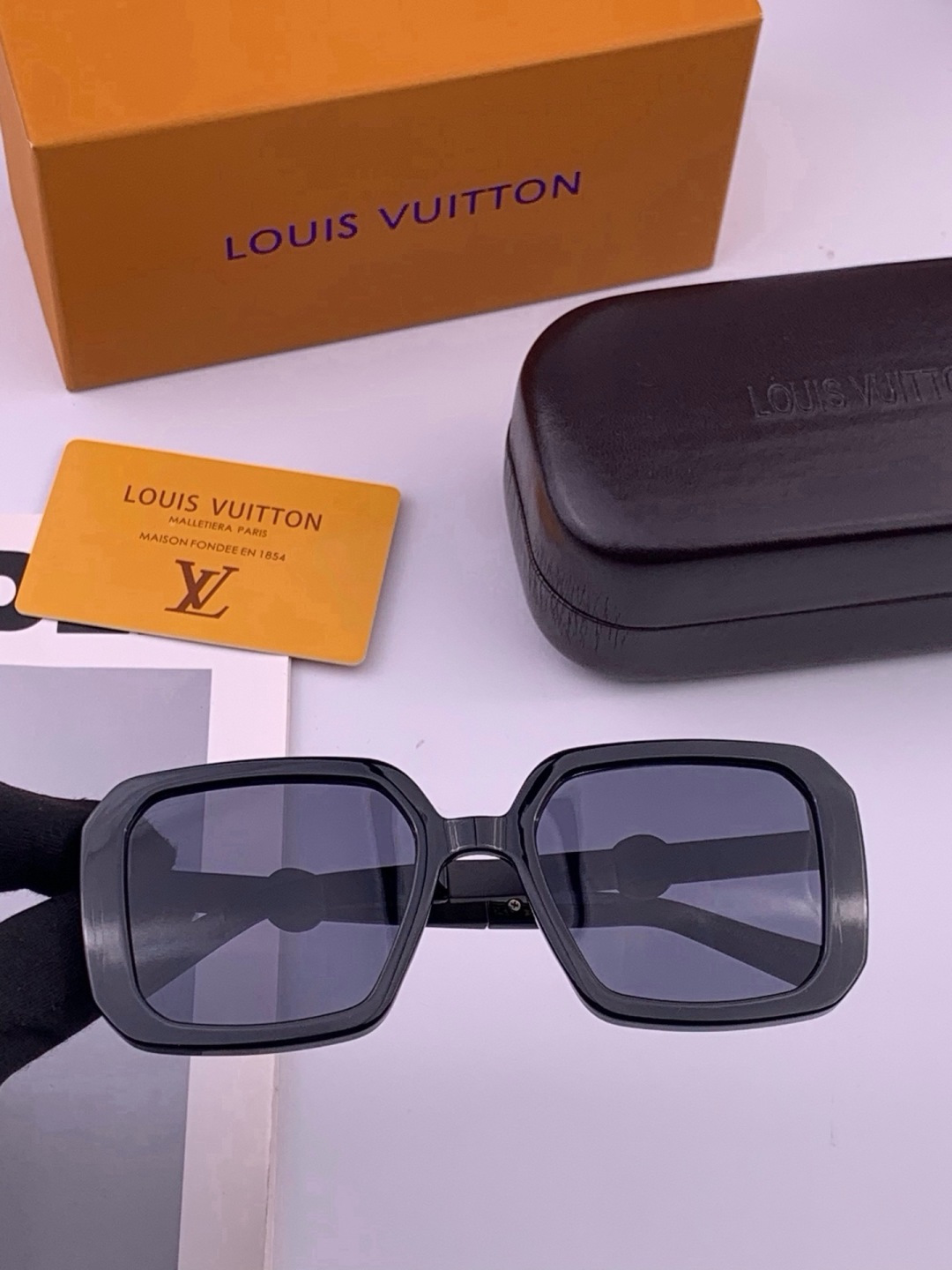 🔺LV🔻早春新款，众多明星同款[色]LV‼️‼️新款大框墨镜 ，🌈🌈宝丽来超清太阳镜🔝🔝型号：L37007