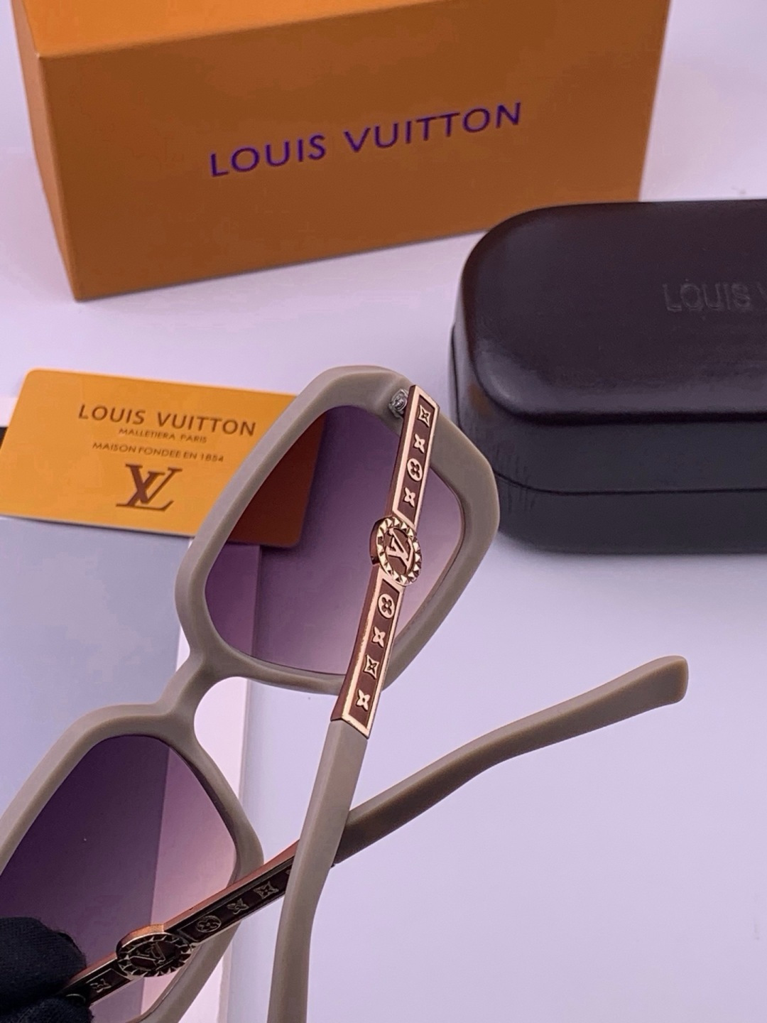 🔺LV🔻早春新款，众多明星同款[色]LV‼️‼️新款大框墨镜 ，🌈🌈宝丽来超清太阳镜🔝🔝型号：L37007