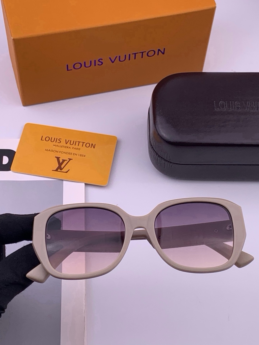 🔺LV🔻早春新款，众多明星同款[色]LV‼️‼️新款大框墨镜 ，🌈🌈宝丽来超清太阳镜🔝🔝型号：L17006