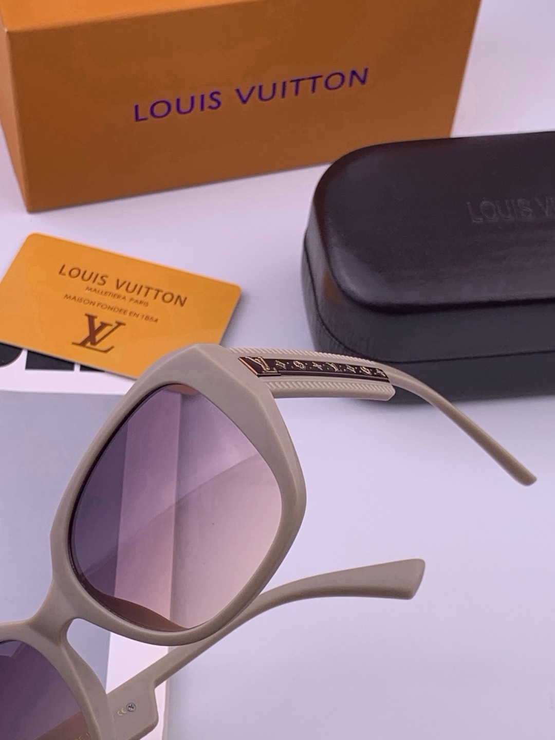 🔺LV🔻早春新款，众多明星同款[色]LV‼️‼️新款大框墨镜 ，🌈🌈宝丽来超清太阳镜🔝🔝型号：L17006