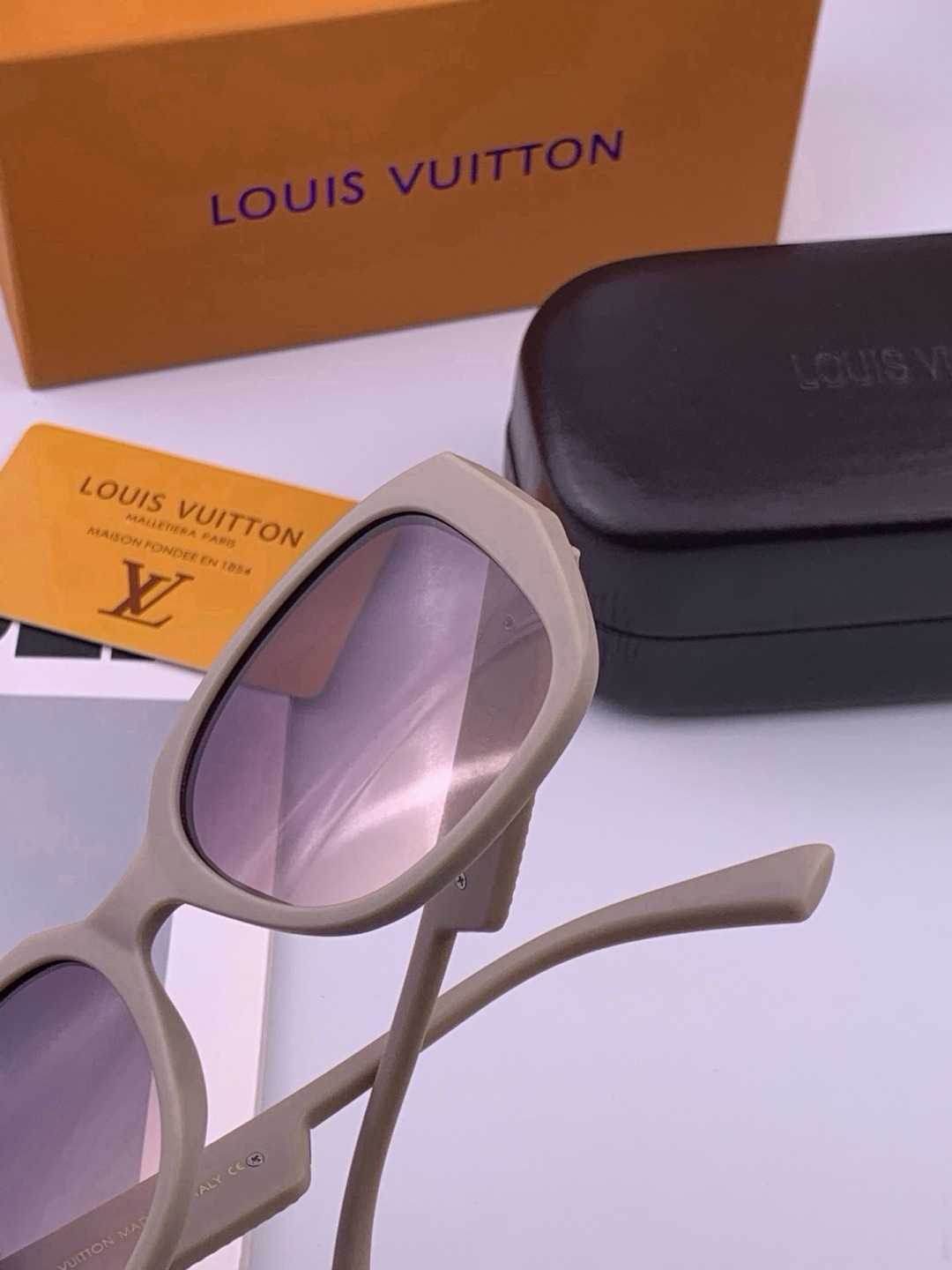 🔺LV🔻早春新款，众多明星同款[色]LV‼️‼️新款大框墨镜 ，🌈🌈宝丽来超清太阳镜🔝🔝型号：L17006