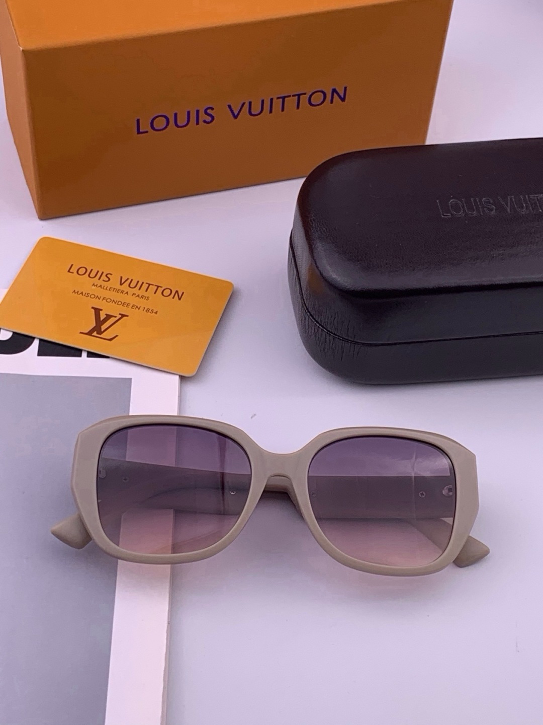 🔺LV🔻早春新款，众多明星同款[色]LV‼️‼️新款大框墨镜 ，🌈🌈宝丽来超清太阳镜🔝🔝型号：L17006