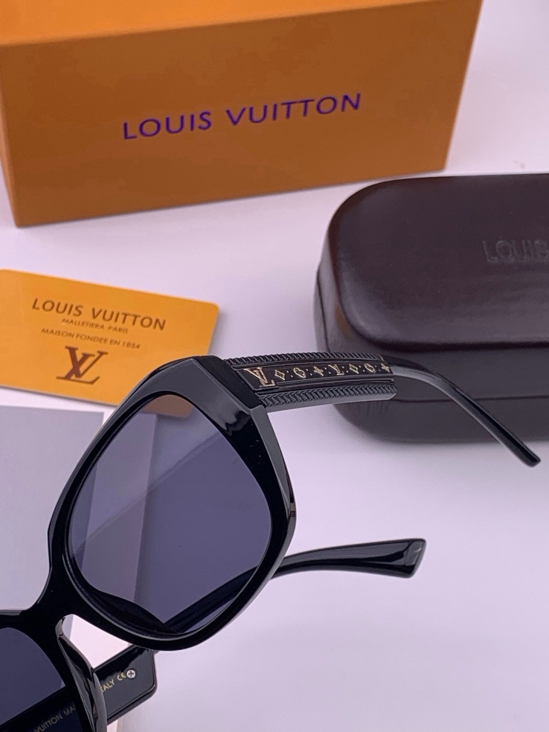🔺LV🔻早春新款，众多明星同款[色]LV‼️‼️新款大框墨镜 ，🌈🌈宝丽来超清太阳镜🔝🔝型号：L17006