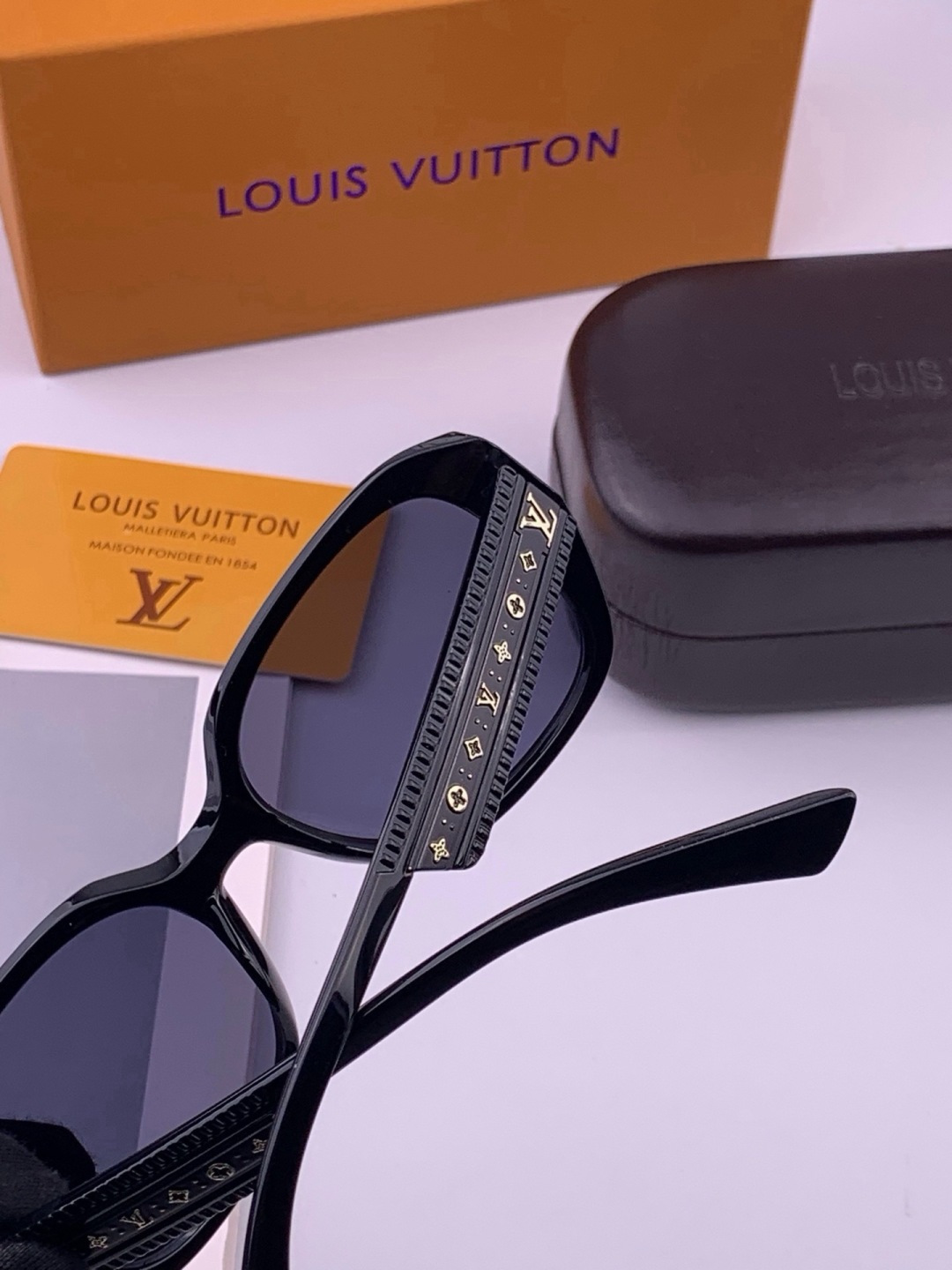 🔺LV🔻早春新款，众多明星同款[色]LV‼️‼️新款大框墨镜 ，🌈🌈宝丽来超清太阳镜🔝🔝型号：L17006