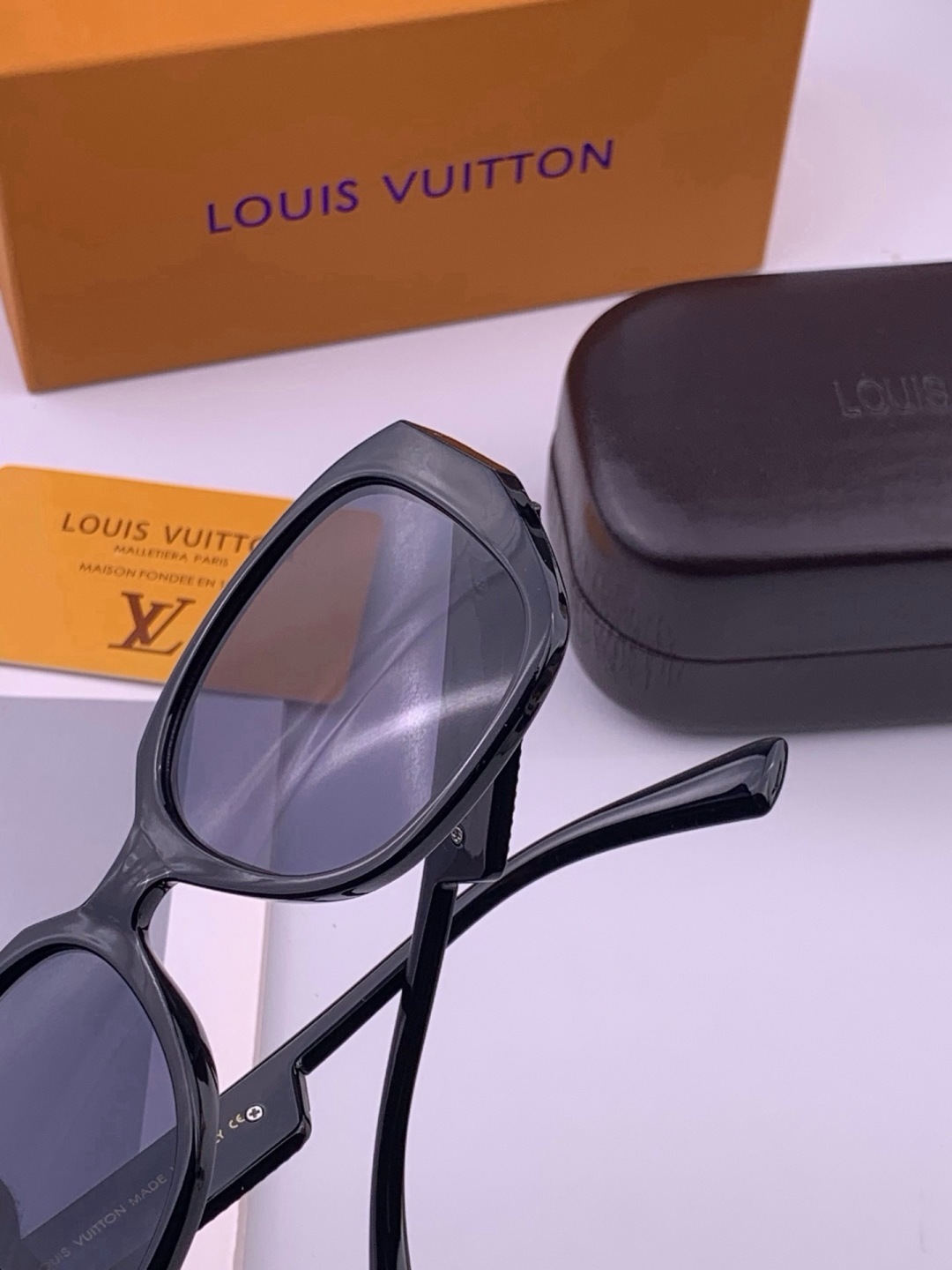 🔺LV🔻早春新款，众多明星同款[色]LV‼️‼️新款大框墨镜 ，🌈🌈宝丽来超清太阳镜🔝🔝型号：L17006