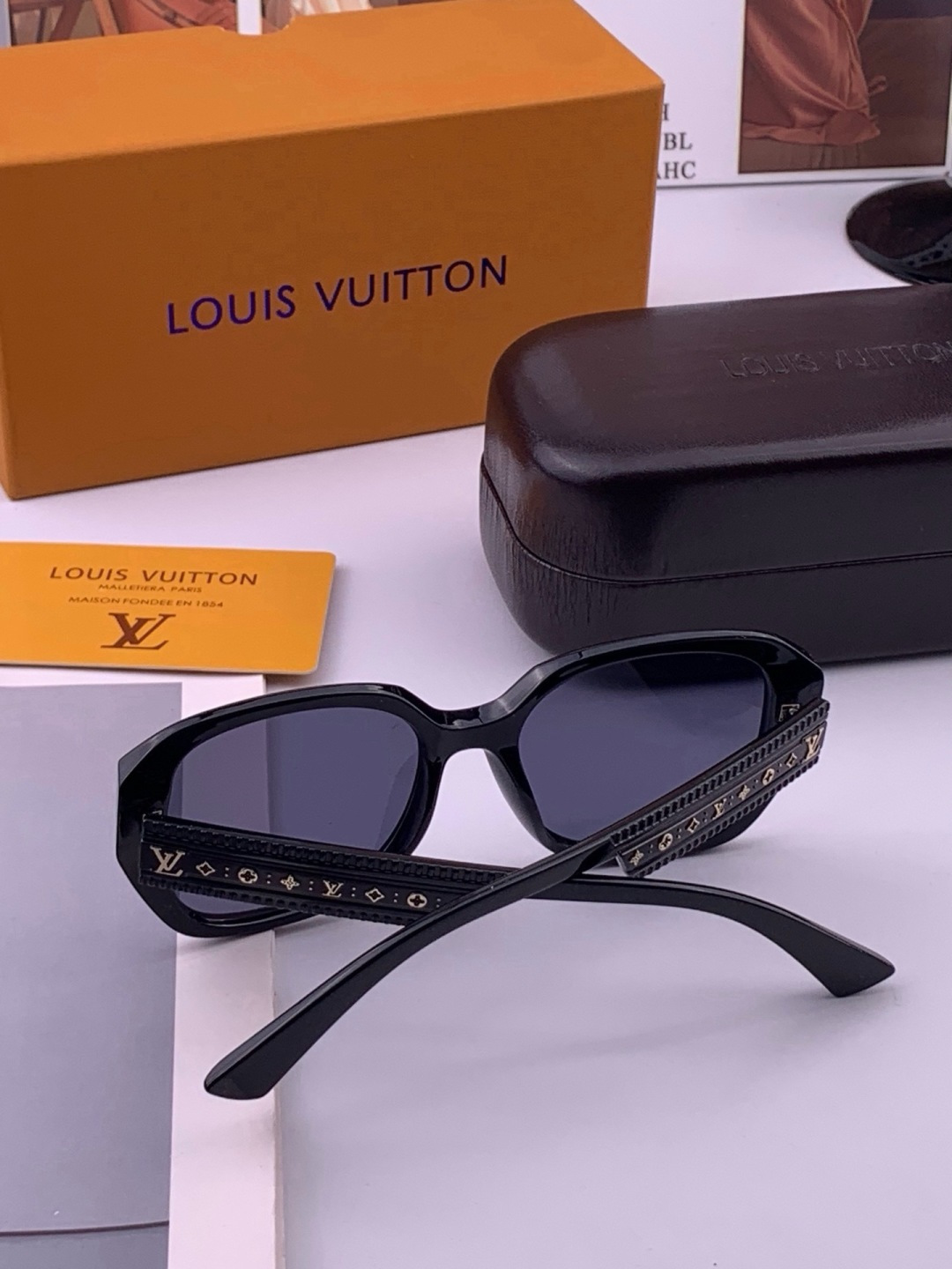 🔺LV🔻早春新款，众多明星同款[色]LV‼️‼️新款大框墨镜 ，🌈🌈宝丽来超清太阳镜🔝🔝型号：L17006