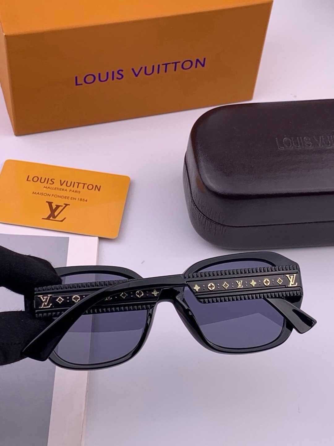 🔺LV🔻早春新款，众多明星同款[色]LV‼️‼️新款大框墨镜 ，🌈🌈宝丽来超清太阳镜🔝🔝型号：L17006