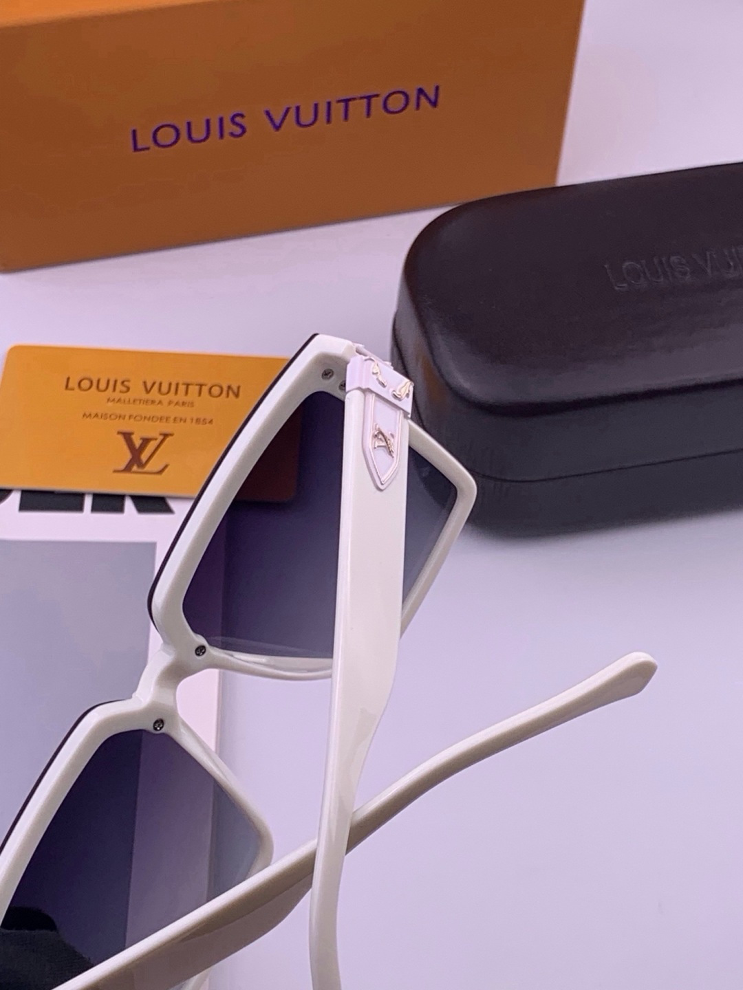 LV 开春新款  潮流爆款 时尚连体方框太阳镜 高品质 佩戴舒适 网红潮款墨镜 型号L83018