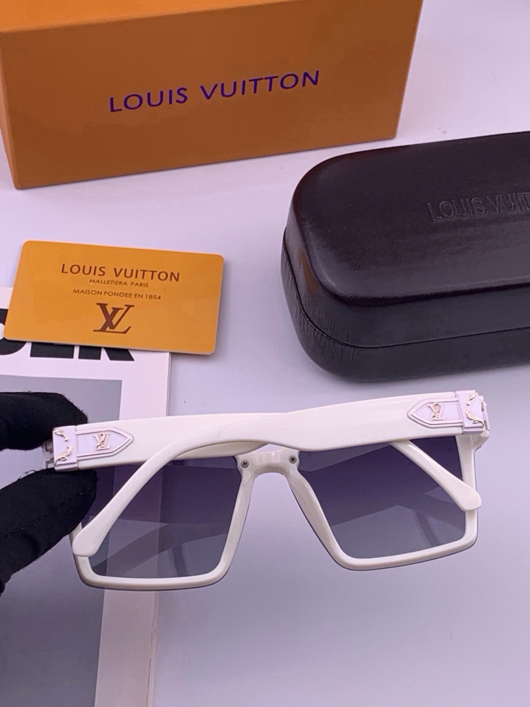 LV 开春新款  潮流爆款 时尚连体方框太阳镜 高品质 佩戴舒适 网红潮款墨镜 型号L83018