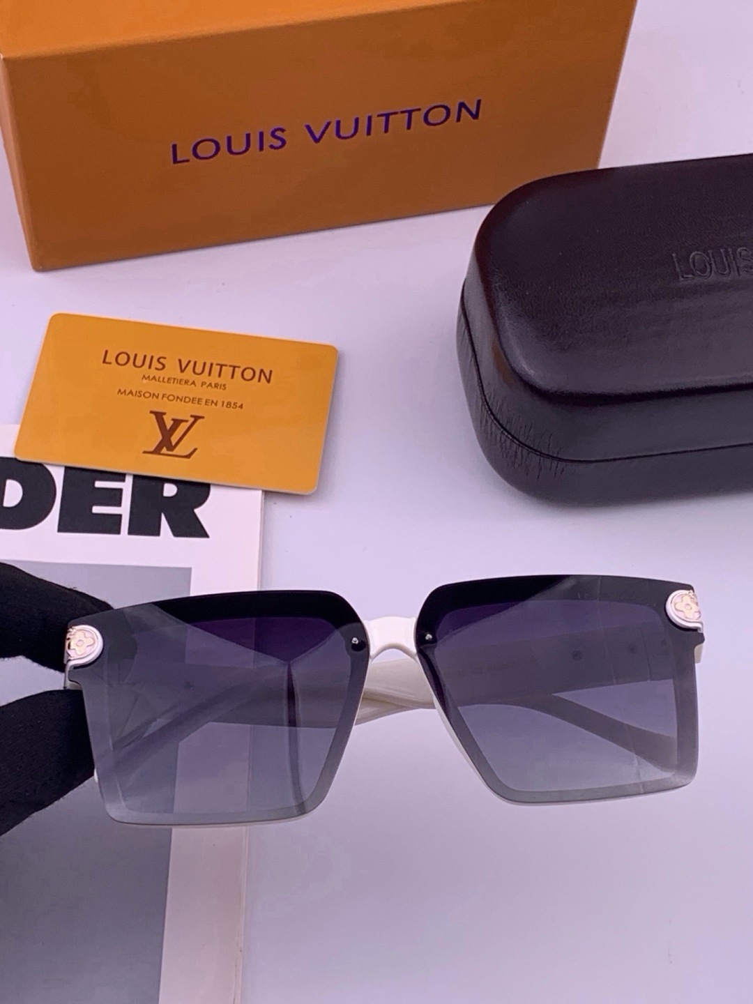 LV 开春新款  潮流爆款 时尚连体方框太阳镜 高品质 佩戴舒适 网红潮款墨镜 型号L83018