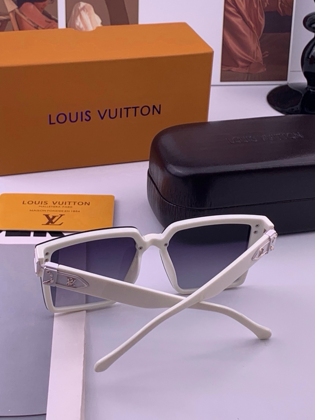 LV 开春新款  潮流爆款 时尚连体方框太阳镜 高品质 佩戴舒适 网红潮款墨镜 型号L83018