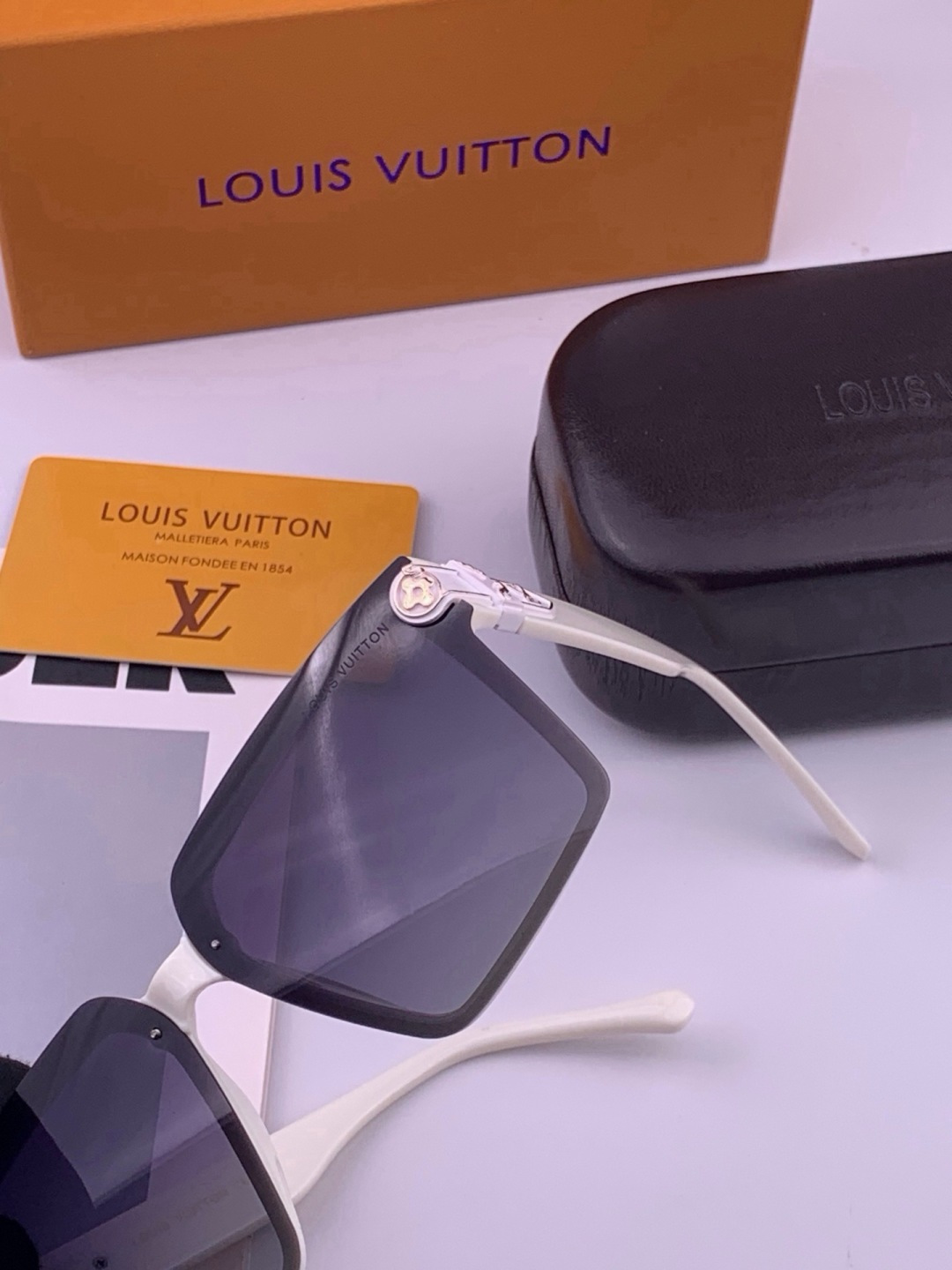 LV 开春新款  潮流爆款 时尚连体方框太阳镜 高品质 佩戴舒适 网红潮款墨镜 型号L83018