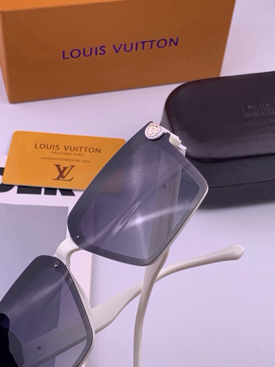 LV 开春新款  潮流爆款 时尚连体方框太阳镜 高品质 佩戴舒适 网红潮款墨镜 型号L83018