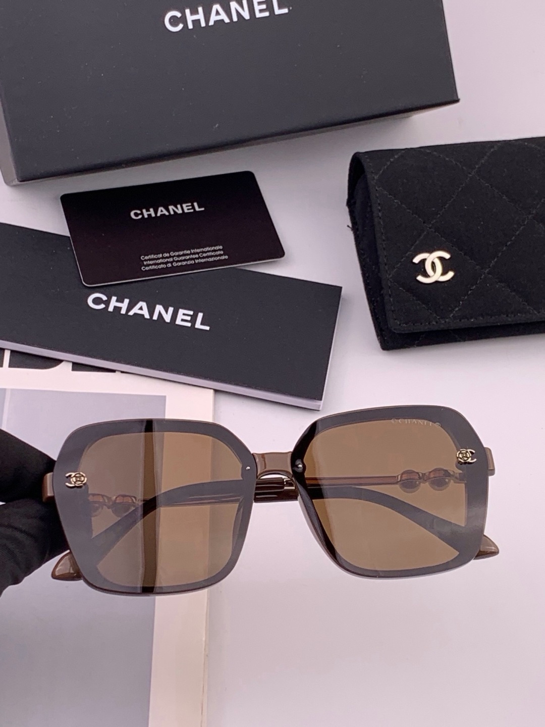 🔺CHANEL🔻官方早春新款，众多明星同款[色]香奈儿‼️‼️新款珍珠大框偏光墨镜 ，🌈🌈宝丽来超清偏光太阳镜🔝🔝型号：