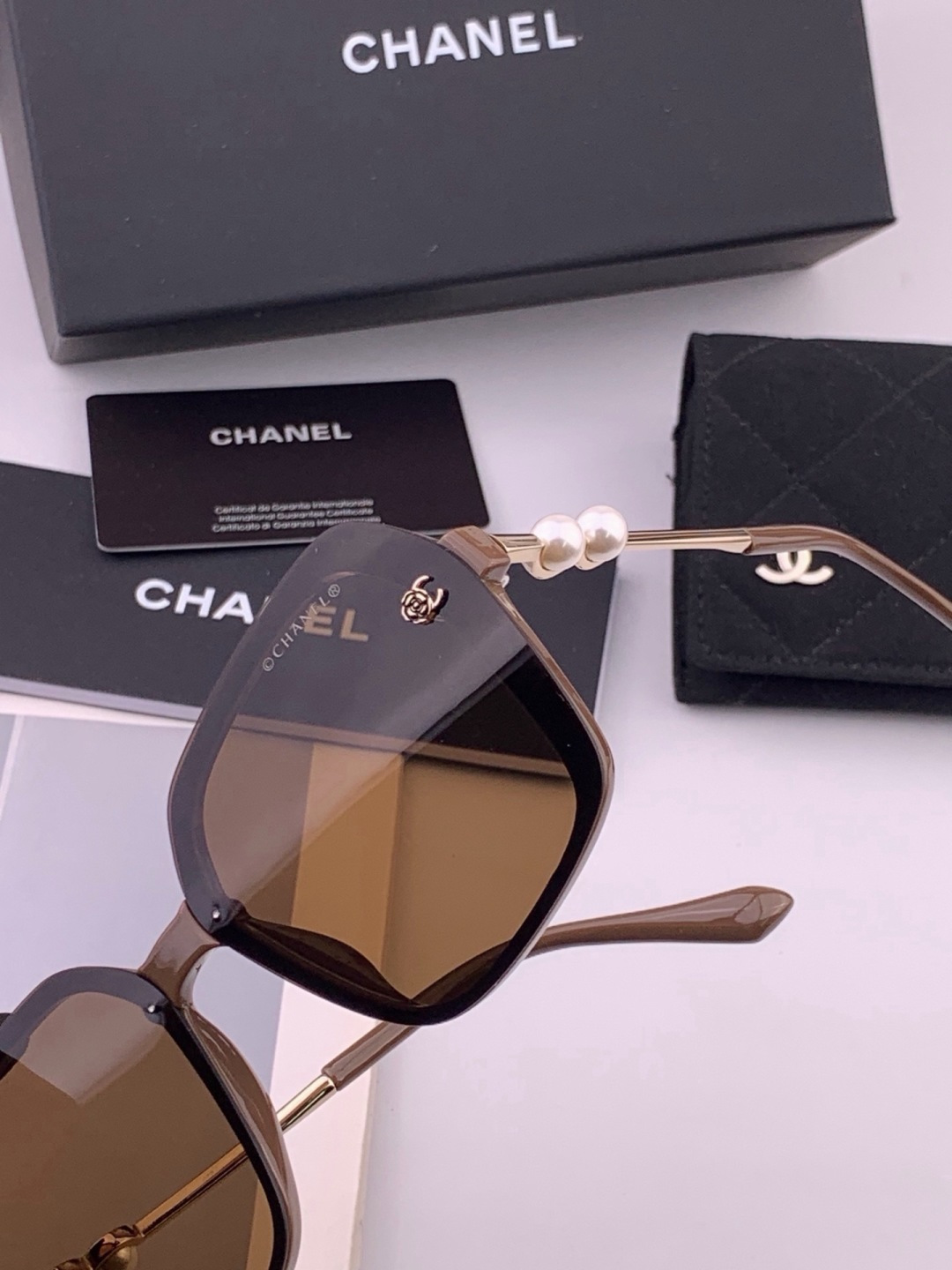 🔺CHANEL🔻官方早春新款，众多明星同款[色]香奈儿‼️‼️新款珍珠大框偏光墨镜 ，🌈🌈宝丽来超清偏光太阳镜🔝🔝型号：