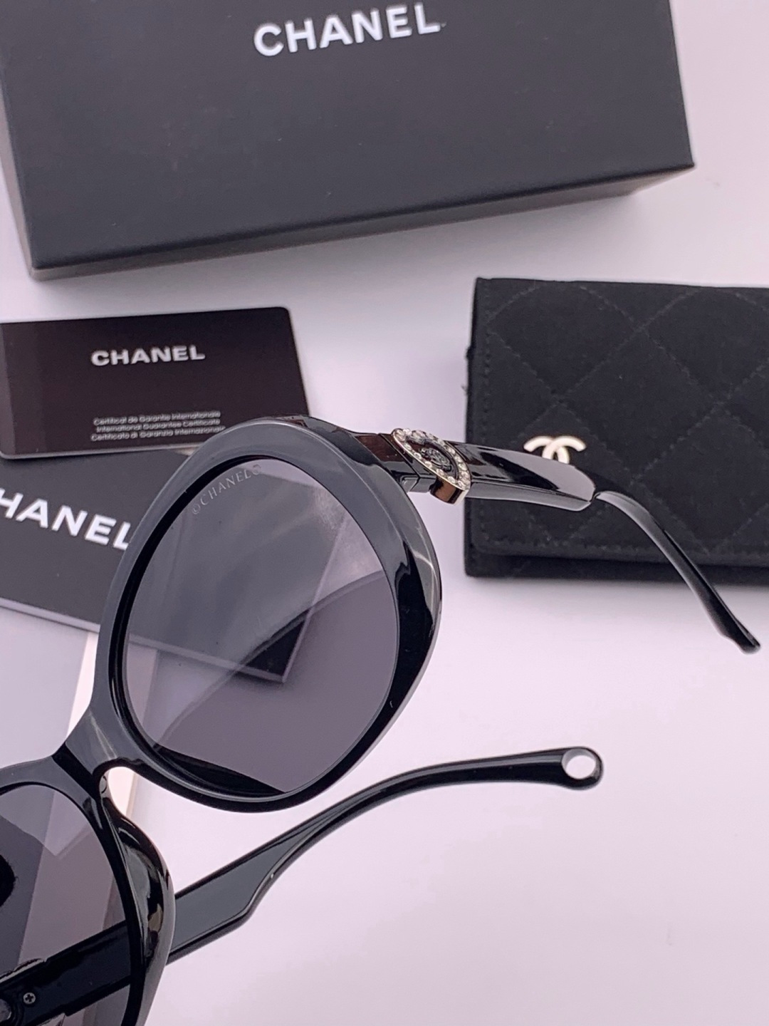 🔺CHANEL🔻官方早春新款，众多明星同款[色]香奈儿‼️‼️新款珍珠大框偏光墨镜 ，🌈🌈宝丽来超清偏光太阳镜🔝🔝型号：