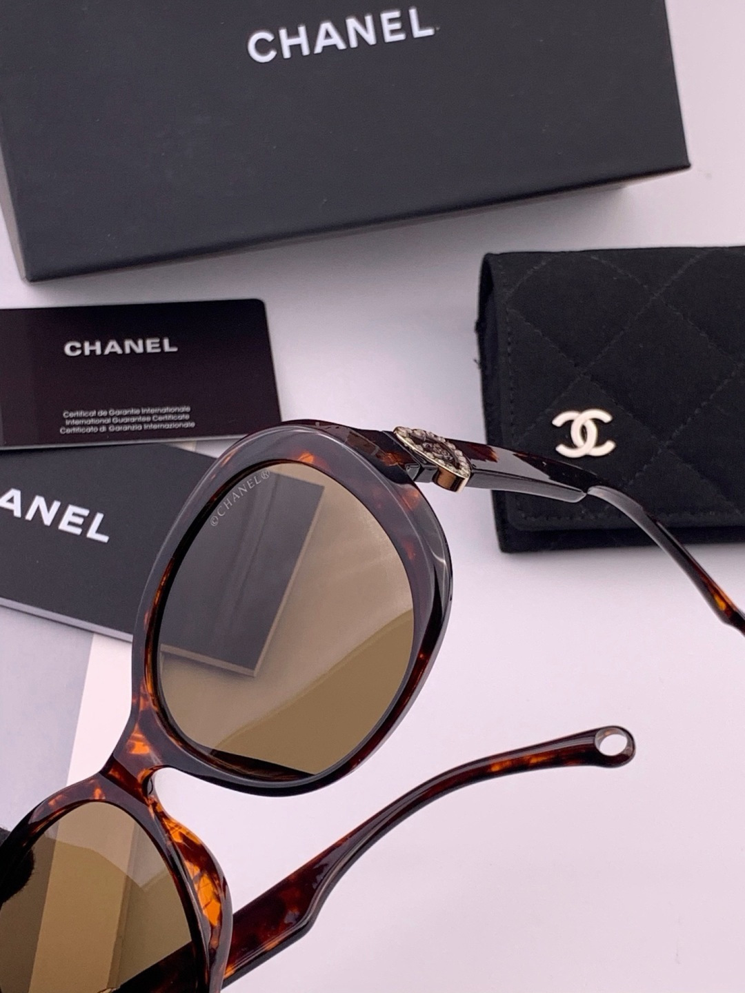 🔺CHANEL🔻官方早春新款，众多明星同款[色]香奈儿‼️‼️新款珍珠大框偏光墨镜 ，🌈🌈宝丽来超清偏光太阳镜🔝🔝型号：