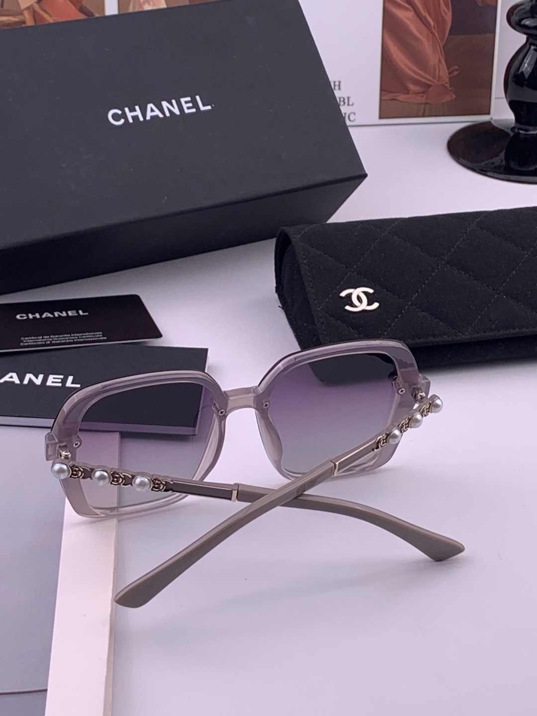 🔺CHANEL🔻官方早春新款，众多明星同款[色]香奈儿‼️‼️新款珍珠大框偏光墨镜 ，🌈🌈宝丽来超清偏光太阳镜🔝🔝型号：