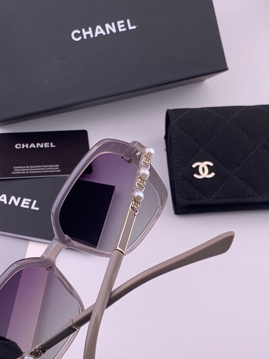🔺CHANEL🔻官方早春新款，众多明星同款[色]香奈儿‼️‼️新款珍珠大框偏光墨镜 ，🌈🌈宝丽来超清偏光太阳镜🔝🔝型号：