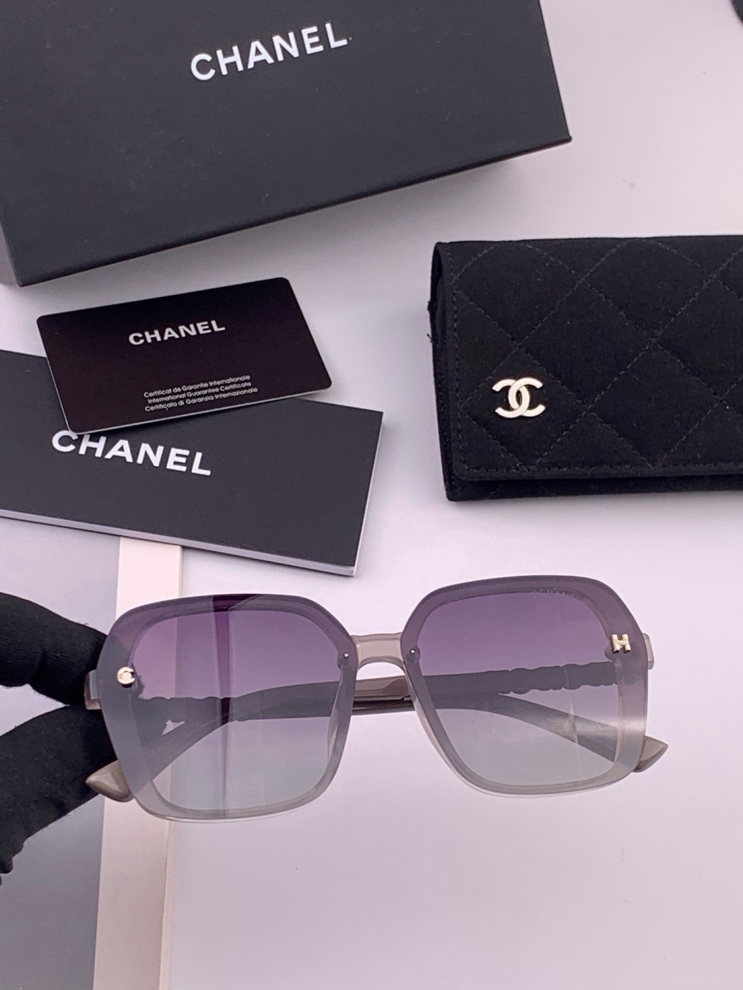 🔺CHANEL🔻官方早春新款，众多明星同款[色]香奈儿‼️‼️新款珍珠大框偏光墨镜 ，🌈🌈宝丽来超清偏光太阳镜🔝🔝型号：