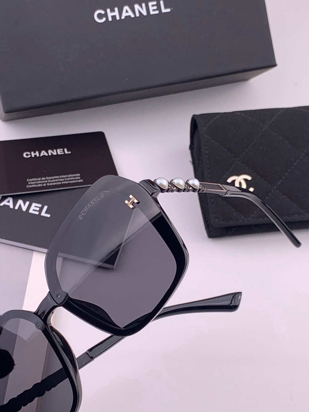 🔺CHANEL🔻官方早春新款，众多明星同款[色]香奈儿‼️‼️新款珍珠大框偏光墨镜 ，🌈🌈宝丽来超清偏光太阳镜🔝🔝型号：