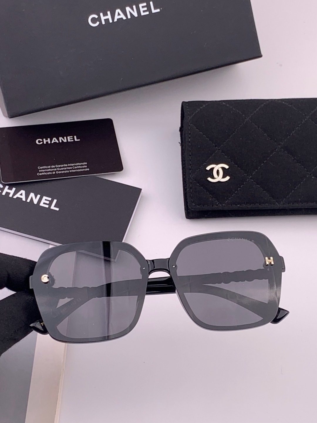 🔺CHANEL🔻官方早春新款，众多明星同款[色]香奈儿‼️‼️新款珍珠大框偏光墨镜 ，🌈🌈宝丽来超清偏光太阳镜🔝🔝型号：