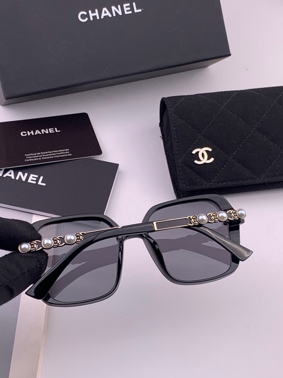 🔺CHANEL🔻官方早春新款，众多明星同款[色]香奈儿‼️‼️新款珍珠大框偏光墨镜 ，🌈🌈宝丽来超清偏光太阳镜🔝🔝型号：