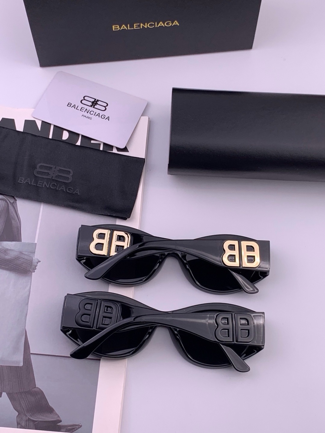 小红书超火🔥的一款高清偏光太阳镜BALENCIAGA巴黎世家春夏新款太阳镜 镜腿金属双B字母logo设计让人一眼爱上 超