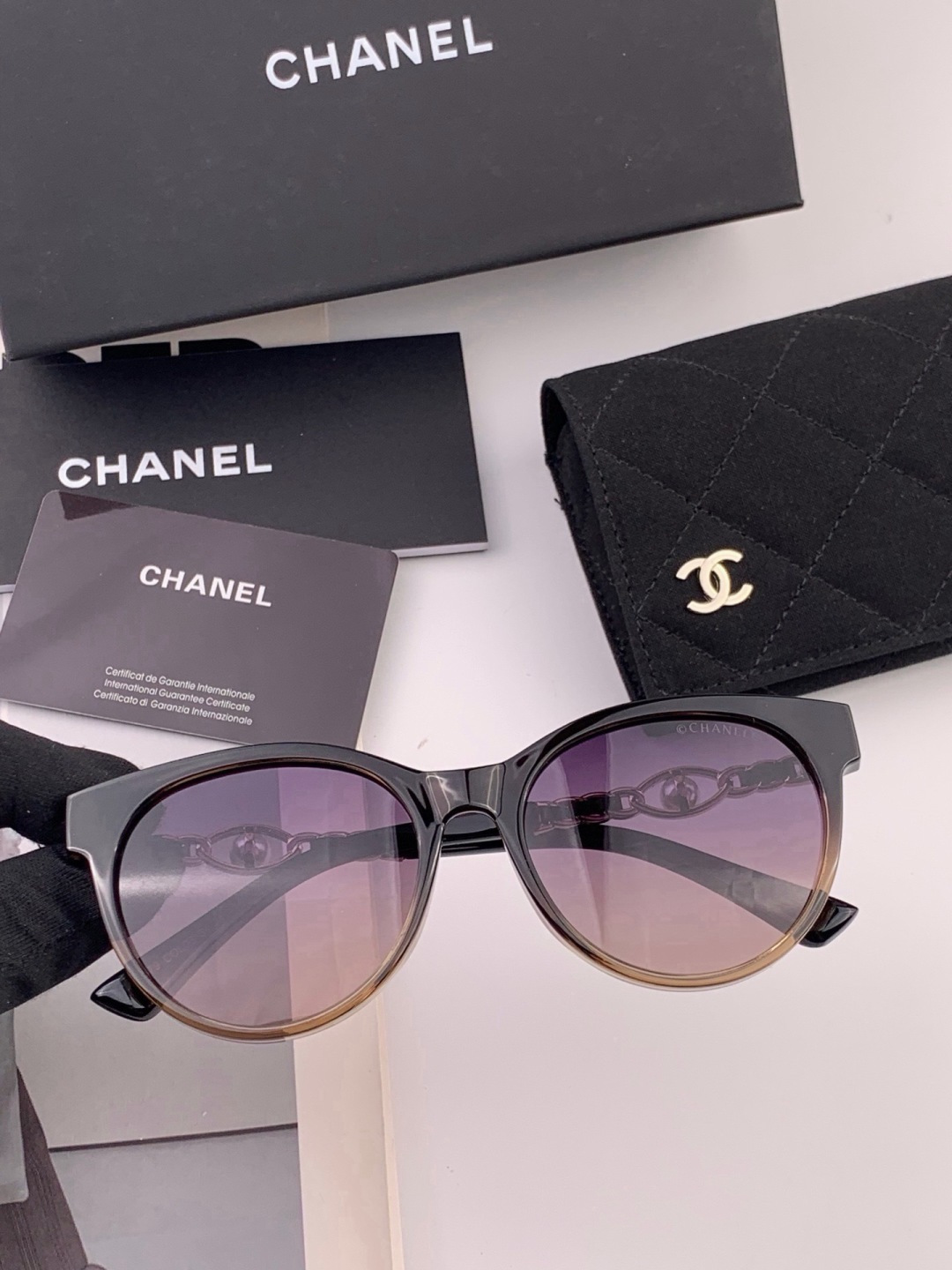 🔺CHANEL🔻官方早春新款，众多明星同款[色]香奈儿‼️‼️新款珍珠大框偏光墨镜 ，🌈🌈宝丽来超清偏光太阳镜🔝🔝型号：