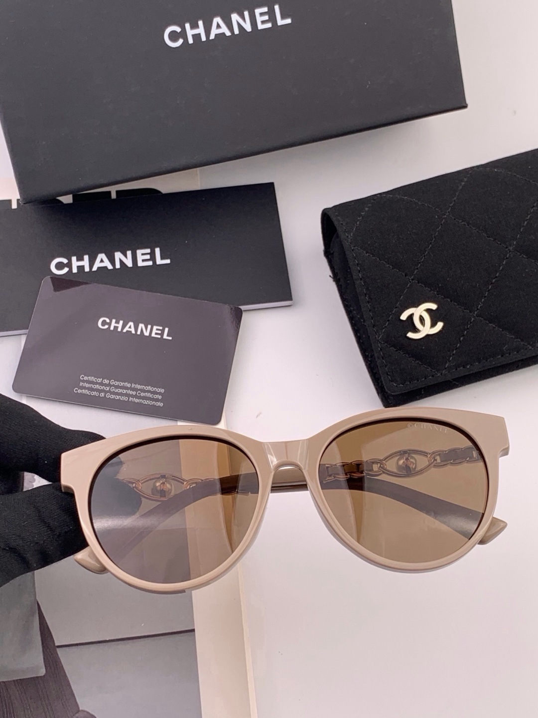 🔺CHANEL🔻官方早春新款，众多明星同款[色]香奈儿‼️‼️新款珍珠大框偏光墨镜 ，🌈🌈宝丽来超清偏光太阳镜🔝🔝型号：