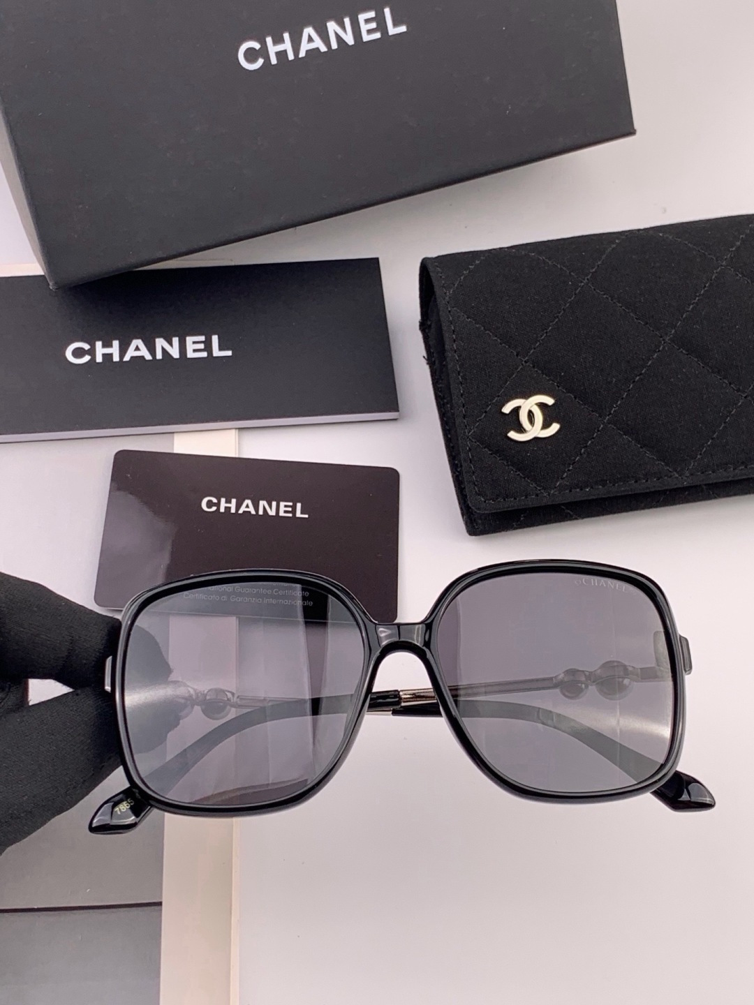 🔺CHANEL🔻官方早春新款，众多明星同款[色]香奈儿‼️‼️新款珍珠大框偏光墨镜 ，🌈🌈宝丽来超清偏光太阳镜🔝🔝型号：