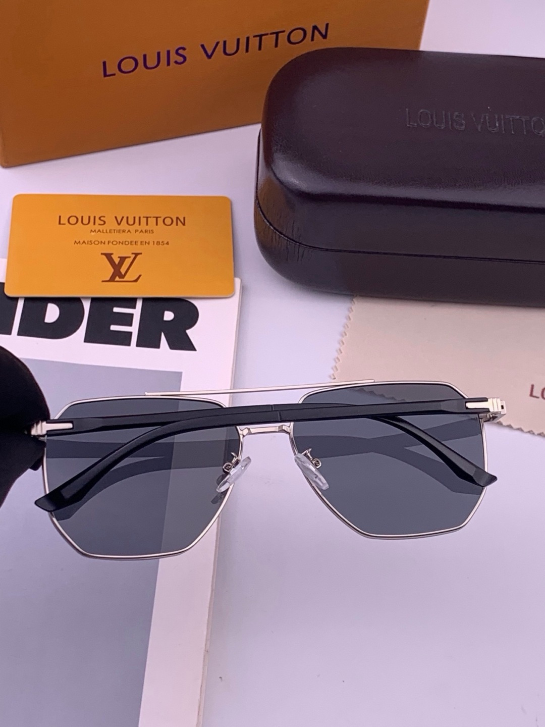 LV 男款炫彩飞行员偏光太阳镜 ❤️材质：高清尼龙加厚卡槽高清偏光镜片 🌹无边框镜架💕颜👍型号：L88902