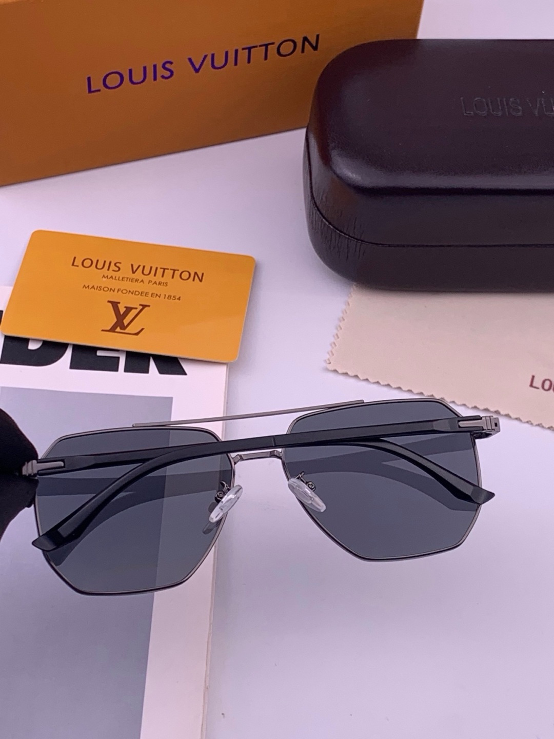 LV 男款炫彩飞行员偏光太阳镜 ❤️材质：高清尼龙加厚卡槽高清偏光镜片 🌹无边框镜架💕颜👍型号：L88902