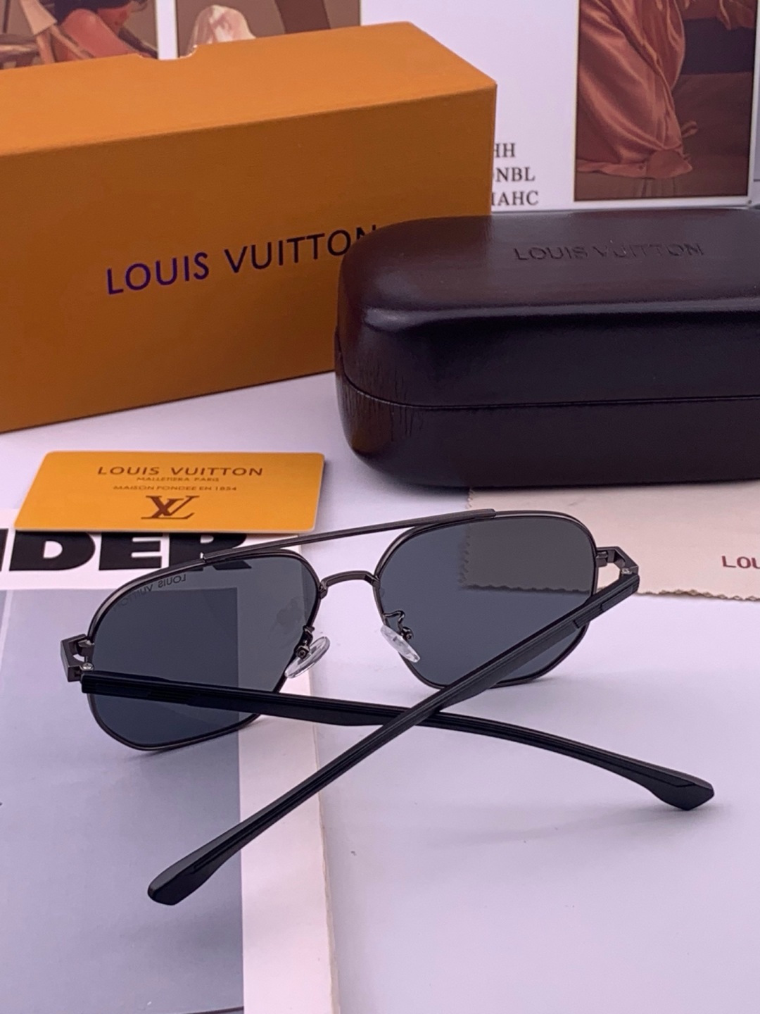 LV 男款炫彩飞行员偏光太阳镜 ❤️材质：高清尼龙加厚卡槽高清偏光镜片 🌹无边框镜架💕颜👍型号：L88903