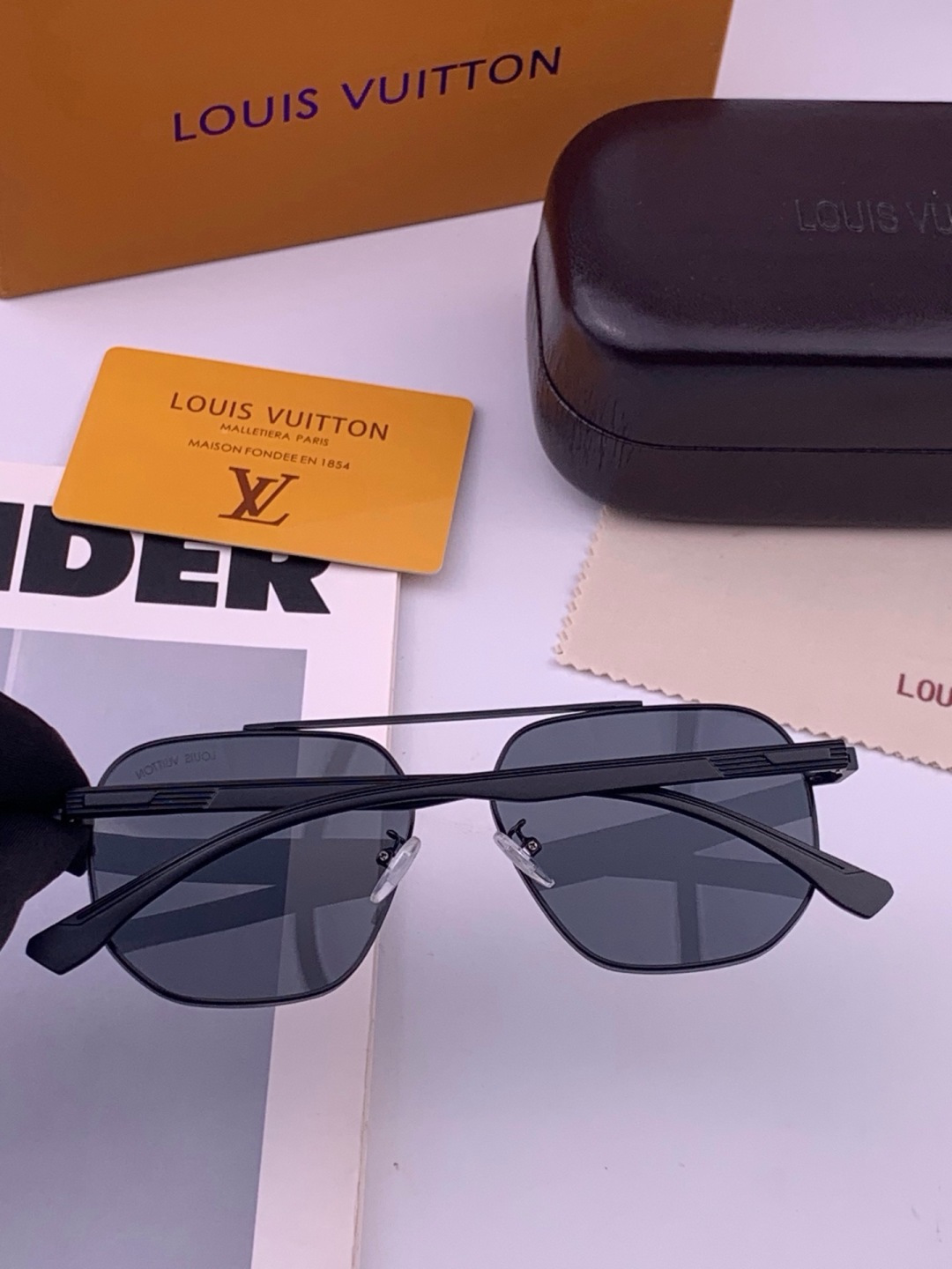 LV 男款炫彩飞行员偏光太阳镜 ❤️材质：高清尼龙加厚卡槽高清偏光镜片 🌹无边框镜架💕颜👍型号：L88903